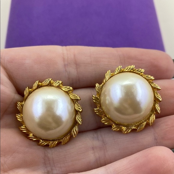 💛 Vintage Gold & Cream Faux Pearl Earrings - Picture 4 of 5